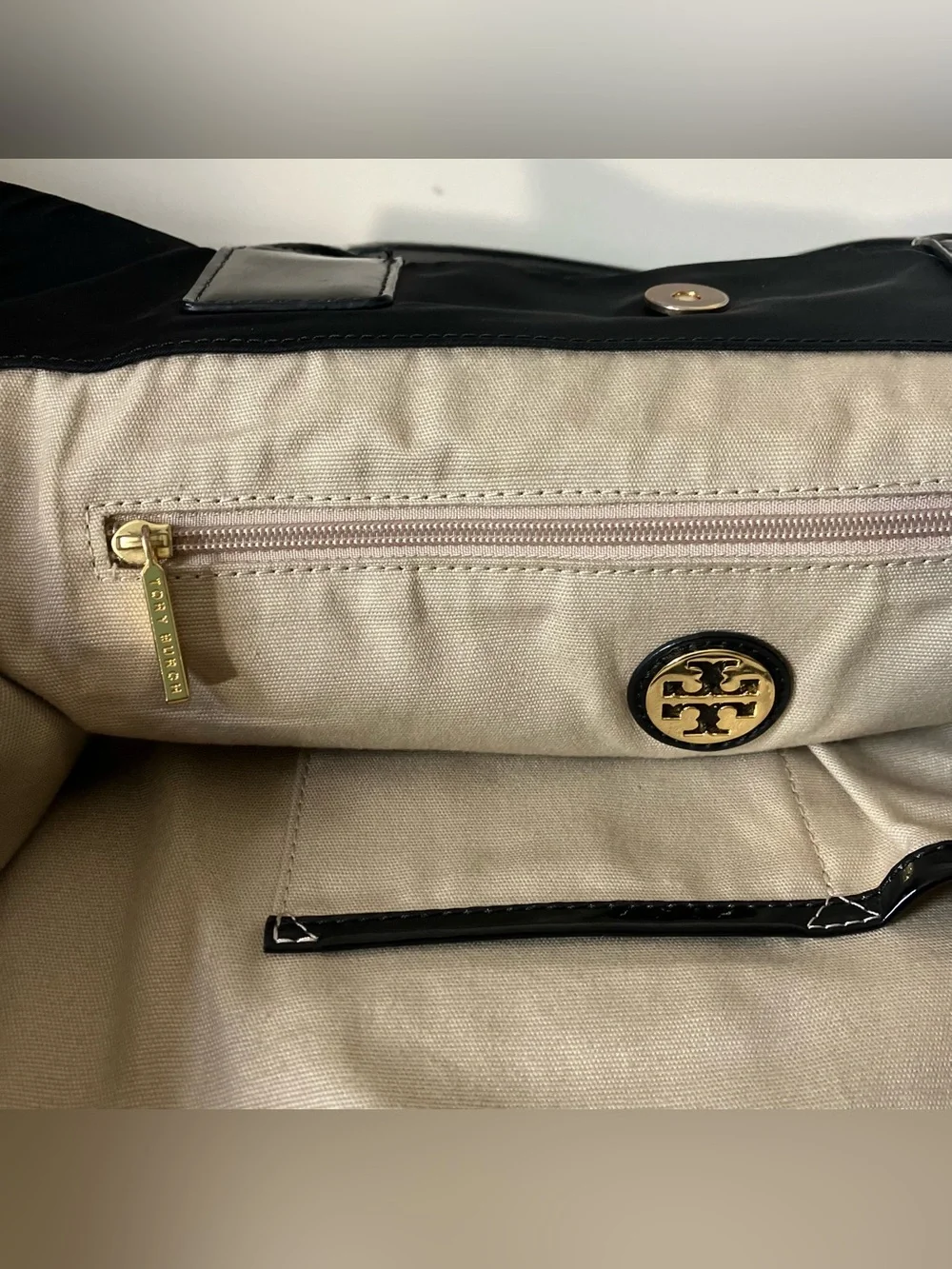 Tory Burch Ella Oversized Nylon Tote Black Patent Logo Large Shoulder Bag - Picture 6 of 6